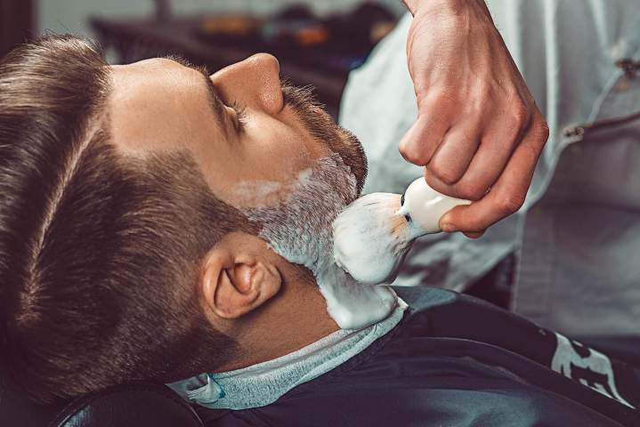 Profitez de notre savoir-faire en art du rasage et taille de barbe.